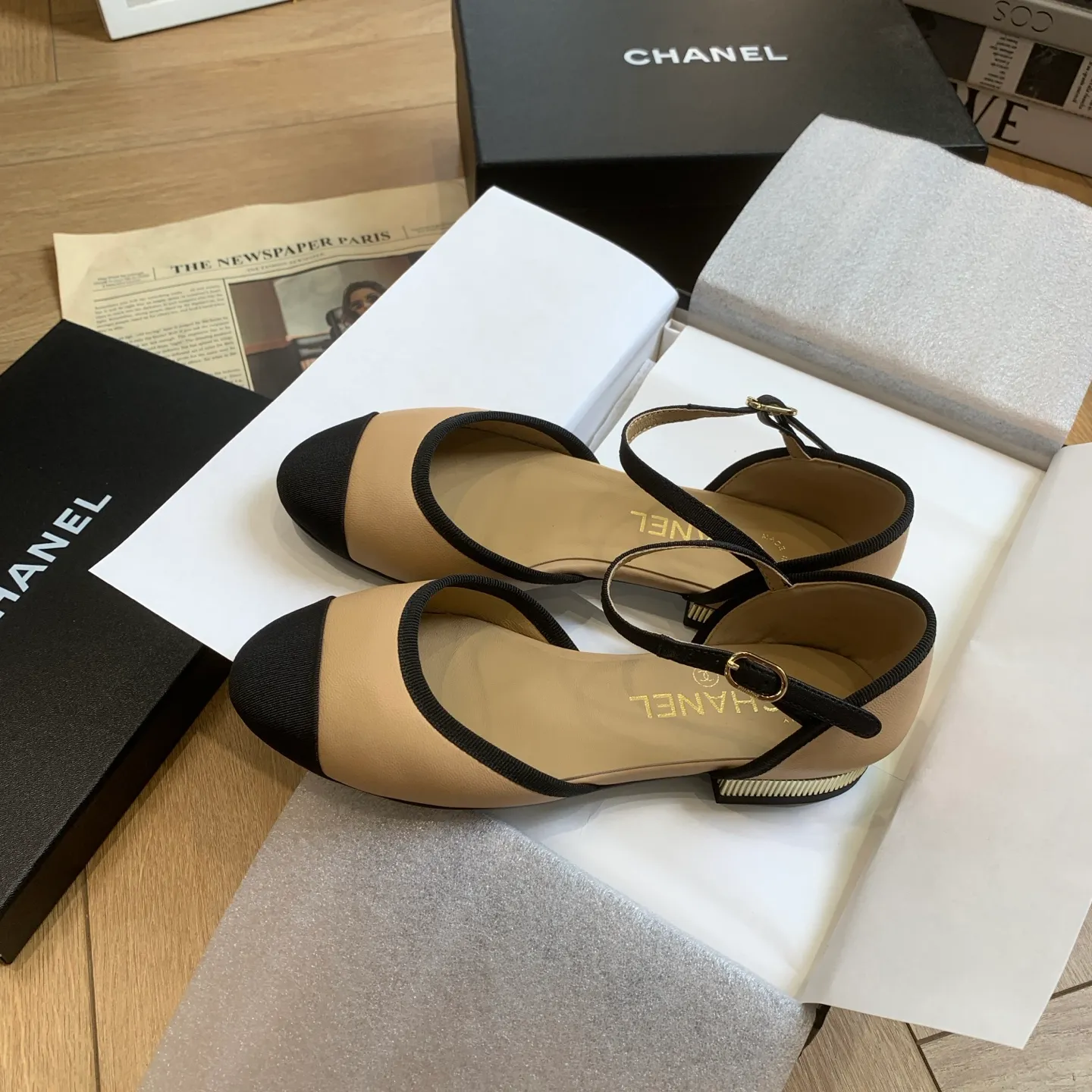 👟👟Ex-factory price 520👟👟 🍀Chanel Xiaoxiang 25ss early spring new model, diamond pattern, thick heel Mary Jane shoes, retro French elegance, full of high-end sense, diamond hollow Mary Jane sandals, a very popular pair of sandals recently! The exposed-leg design directly lengthens your legs! Very white fairy style. A complete interpretation of French romance! Soft and delicate, the foot feels 100% comfortable, beautiful and ultra-feminine at the same time, ▪Fabric: Made of original imported cowhide ▪Inner foot pad: sheepskin ▪Sole: Original customized Italian leather outsole ▪Size: 35-39 (40 41 custom-made, non-refundable) 👉